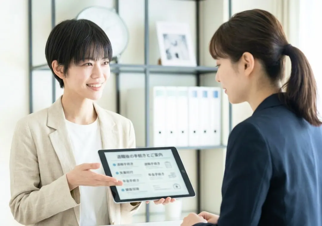 相談員がタブレットで退職後の手続きを案内している様子